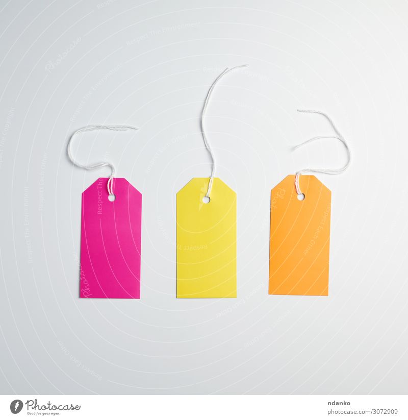 drei farbige Papieretiketten an einem weißen Seil kaufen Handwerk Business Verpackung Schnur hängen verkaufen natürlich oben braun gelb rosa Beförderung Lager