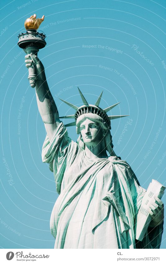 liberty enlightening the world Statue Wolkenloser Himmel Schönes Wetter New York City USA Nordamerika Stadt Sehenswürdigkeit Wahrzeichen Denkmal Freiheitsstatue