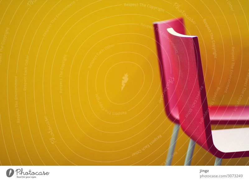 rote Stühle - gelbe Wand Stuhl Menschenleer Sitz Leerraum Farbkontrast