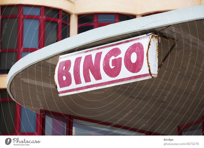 Bingo Lifestyle Spielen Kartenspiel Glücksspiel ausgehen Stadt Haus Gebäude Fenster Werbeschild Schriftzeichen authentisch Erfolg einzigartig positiv