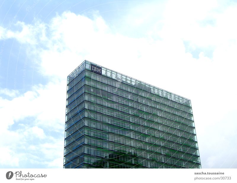 Green-Tower Hochhaus grün weiß Wolken Fassade Architektur Hamburg IBM blau Himmel modern Glas ...