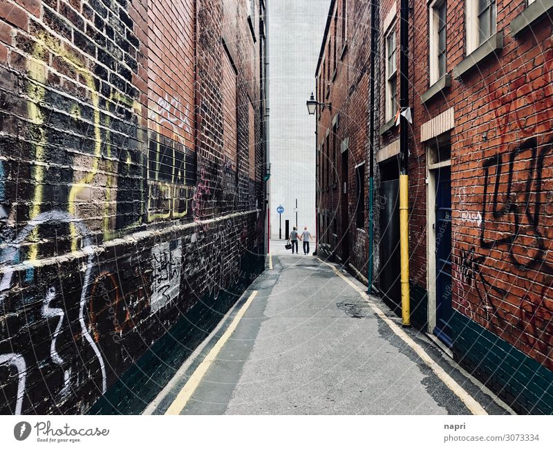 Am Ende der Straße | Sheffield Paar Erwachsene 2 Mensch England Stadt Stadtzentrum Haus Gasse Mauer Wand Fassade stehen authentisch Partnerschaft Leben