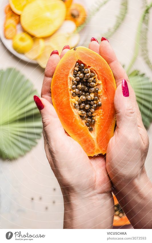 Frauenhände halten halbe Papaya mit Kerne Lebensmittel Frucht Ernährung Frühstück Bioprodukte Vegetarische Ernährung Diät Design Gesunde Ernährung Erwachsene