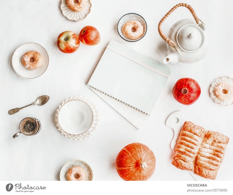 Herbst Stillleben mit Tee Set, Kürbis and Donuts Lebensmittel Kuchen Ernährung Getränk Lifestyle Design Freizeit & Hobby Häusliches Leben Tisch Notebook
