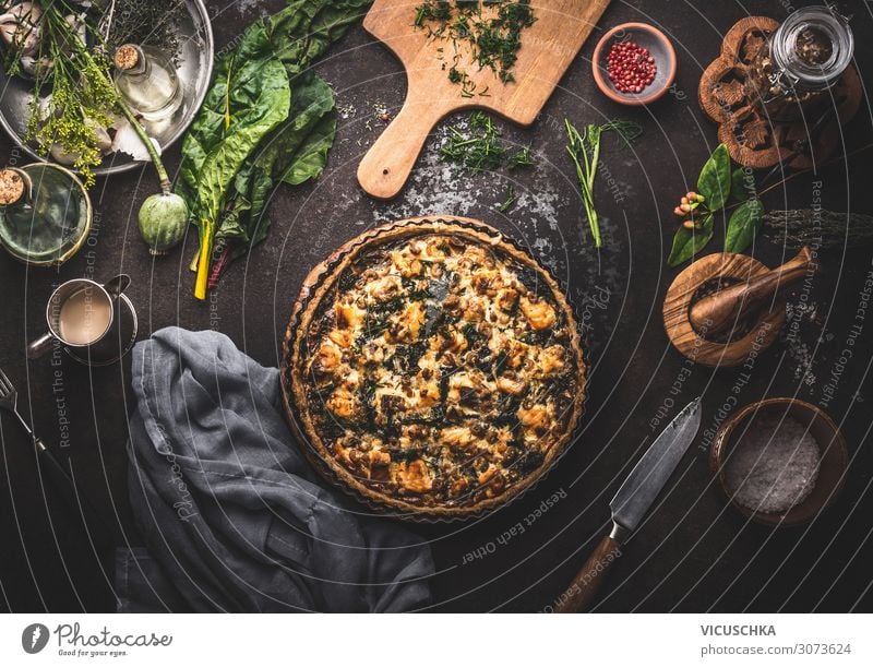 Quiche Lorraine Lachs und Mangold Lebensmittel Ernährung Geschirr Design Stil Hintergrundbild Essen zubereiten Küchentisch kochen & garen Foodfotografie