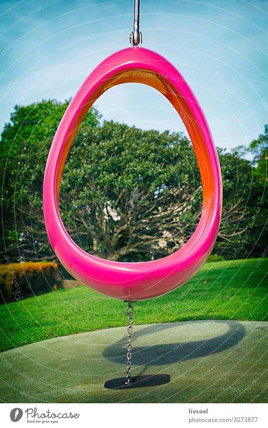 Rosa eiförmige Schaukel in einem Sydney-Park - Australien Spielen Garten Sport Kind Kunst Kultur Natur Landschaft Baum Gras Stadt Menschenleer Stahl genießen