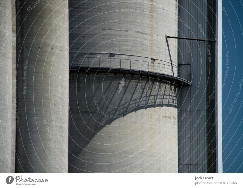 Schatten der Industrie Silo Steg Geländer Beton Linie authentisch groß hoch modern grau ästhetisch Symmetrie Schattenspiel Konstruktion rund Schlagschatten
