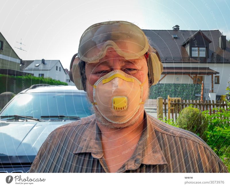 Elderly man with protective equipment Beruf Handwerker Anstreicher Baustelle Mensch maskulin Mann Erwachsene Männlicher Senior Kopf 1 45-60 Jahre