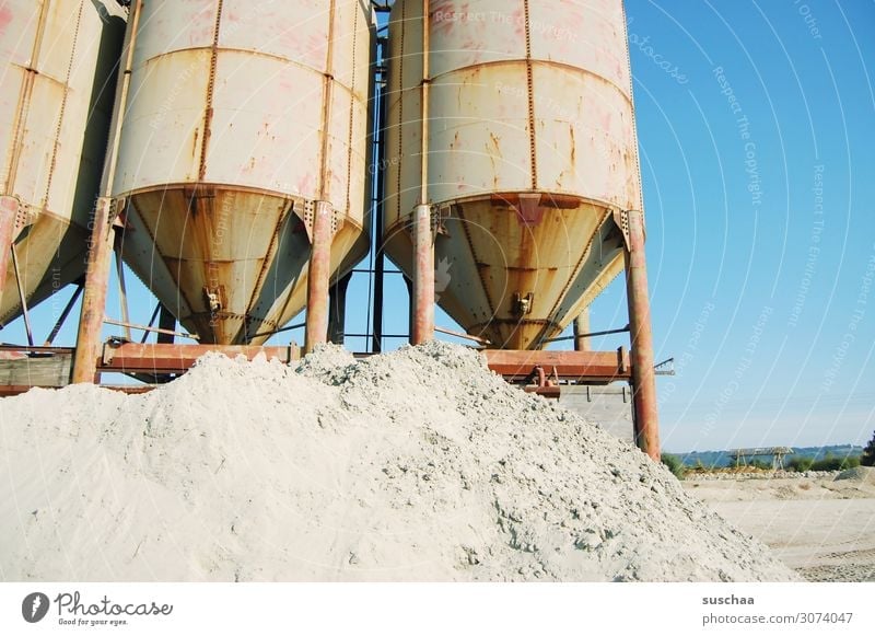 sandig Kiesgrube Sand fördern Abbau Behälter u. Gefäße Industrie Industrieanlage Förderanlage Baustelle Maschine Gerät Siebanlage Lager Ventilator Blauer Himmel