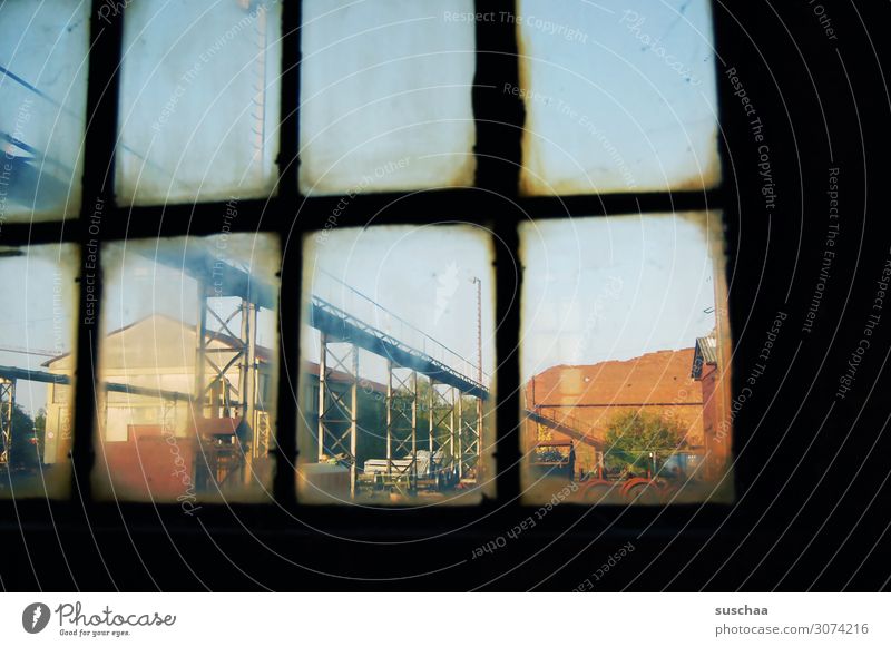 rausgucken Fenster alt Glas Fensterscheibe Durchblick Rechteck Blick dreckig verfallen drinnen Außenaufnahme Sehnsucht Gelände Industrie Industriefotografie