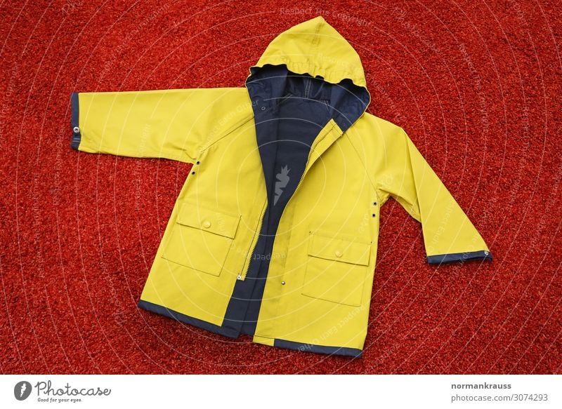 Regenjacke, Friesennerz Bekleidung Schutzbekleidung Jacke Kapuze einfach historisch Kitsch nerdig trashig blau gelb rot Tradition Wetterschutz Farbfoto