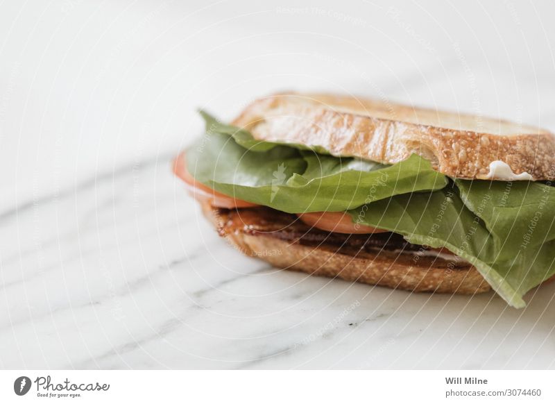 BLT Sandwich auf Marmor blt Speck Salat Kopfsalat Tomate Belegtes Brot Mittagessen Fleisch Lebensmittel Gesunde Ernährung Speise Foodfotografie Mahlzeit Scheibe