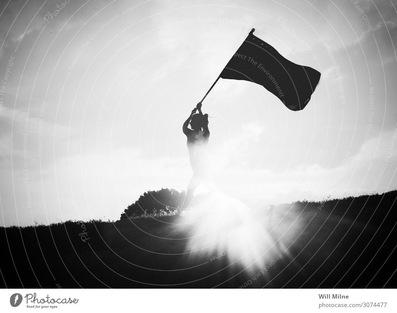 Silhouette einer Frau, die mit einer Flagge läuft. Fahne Sonne Sonnenuntergang Patriotismus Halt rennen Läufer stark Kraft Macht kampfstark