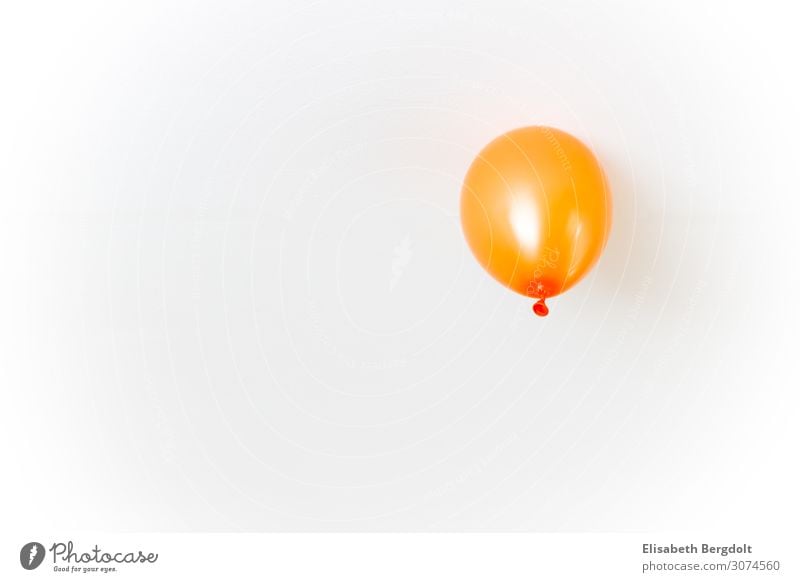 Orangener Luftballon Party Geburtstag fliegen Fröhlichkeit Glück positiv verrückt orange weiß Freude Farbe Farbfoto Innenaufnahme Menschenleer