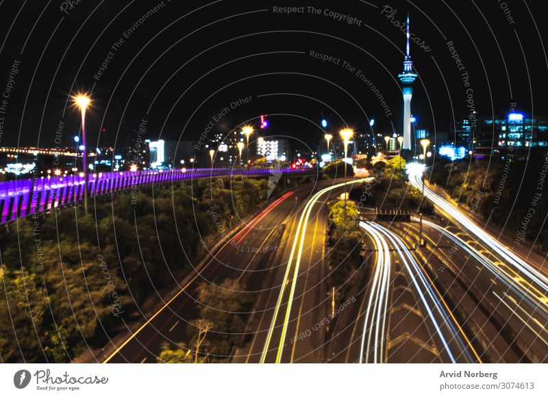 Lange Exposition von Autos, die in Auckland, Neuseeland, ein- und ausreisen abstrakt Hintergrund beschäftigt PKW Großstadt Stadtbild fahren Belichtung