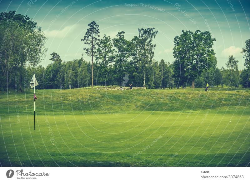 Das Grün liegt bereit Lifestyle Freizeit & Hobby Spielen Minigolf Sommer Sport Ballsport Erfolg Golf Golfplatz Umwelt Natur Himmel Wiese Fahne grün Beginn
