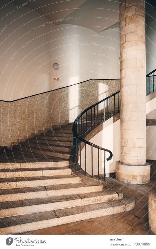 Franco`s Architektur Stadt Menschenleer Palast Bauwerk Gebäude Mauer Wand Treppe Säule Treppengeländer Ölsockel Sehenswürdigkeit historisch braun weiß