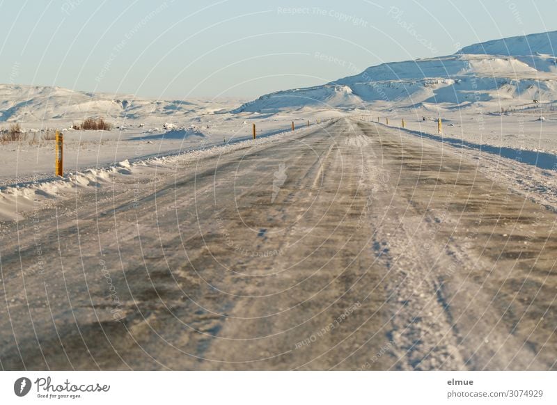 geradeaus Umwelt Landschaft Winter Klimawandel Schönes Wetter Schnee Insel Island Menschenleer Verkehrswege Straße Ferne Gelassenheit ruhig Sehnsucht Abenteuer