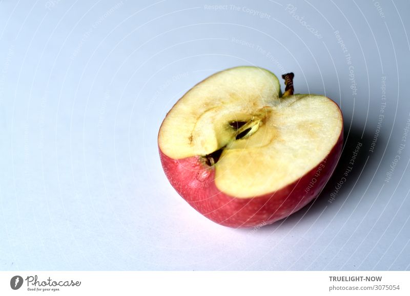 Ein halber Apfel Lebensmittel Frucht Ernährung authentisch einfach fest Gesundheit gut lecker natürlich rund saftig sauer süß braun grau rosa rot weiß Energie