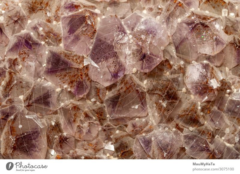verträumter violetter Amethystkristall-Hintergrund schön Wissenschaften Natur Felsen Schmuck Stein glänzend dunkel hell natürlich schwarz weiß Farbe Kristalle