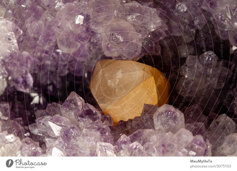 verträumter violetter Amethystkristall-Hintergrund schön Wissenschaften Natur Felsen Schmuck Stein glänzend dunkel hell natürlich schwarz weiß Farbe Kristalle