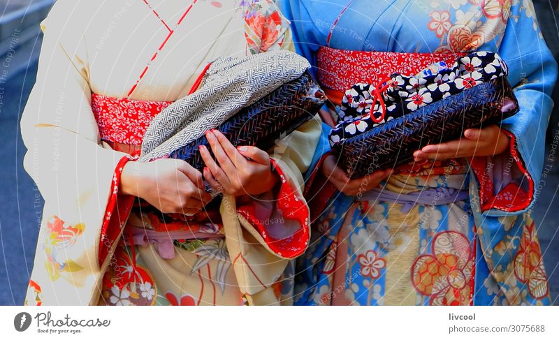 Kymonos-Japan Maniküre feminin Frau Erwachsene Freundschaft Hand 2 Mensch 18-30 Jahre Jugendliche Kunst Kultur Straße Kleid Accessoire Tasche authentisch