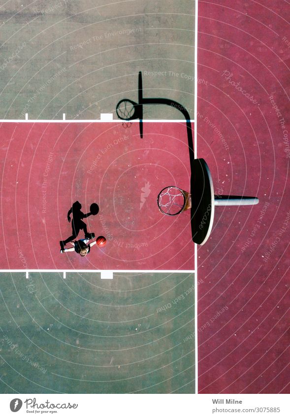Basketballspieler von oben Ball Spielen Gerichtsgebäude Spieler grün rot Schatten Stadtleben Jugendliche Jugendkultur Außenaufnahme springen Sport