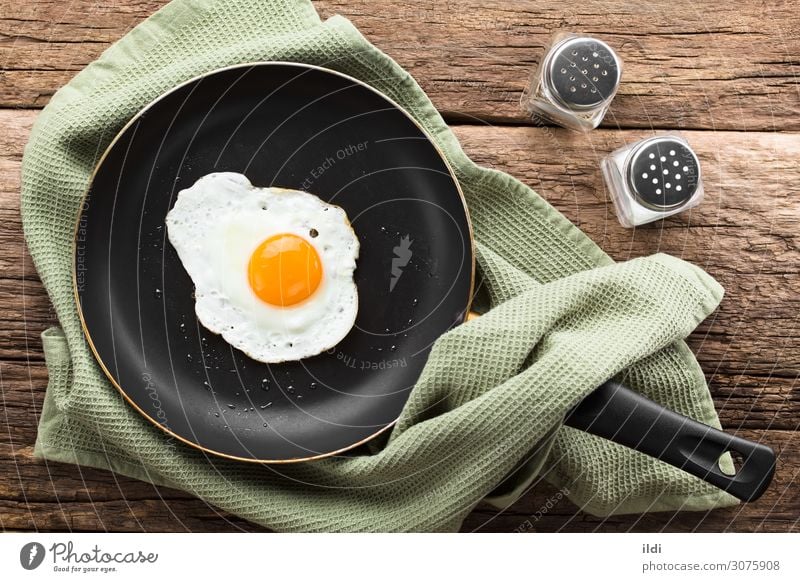 Spiegelei in der Pfanne Frühstück frisch Lebensmittel Ei braten Eigelb flüssig eine Kulisse Seite sonnig nach oben Sonnenseite oben verdreht Dip nicht gedreht