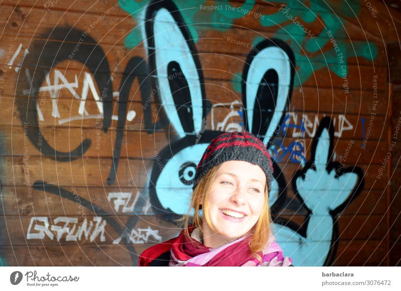 Firlefanz | Hasenohren und Stinkefinger feminin Frau Erwachsene 1 Mensch Gemälde Mauer Wand Fassade Wartehäuschen Mütze Zeichen Schriftzeichen Graffiti lachen