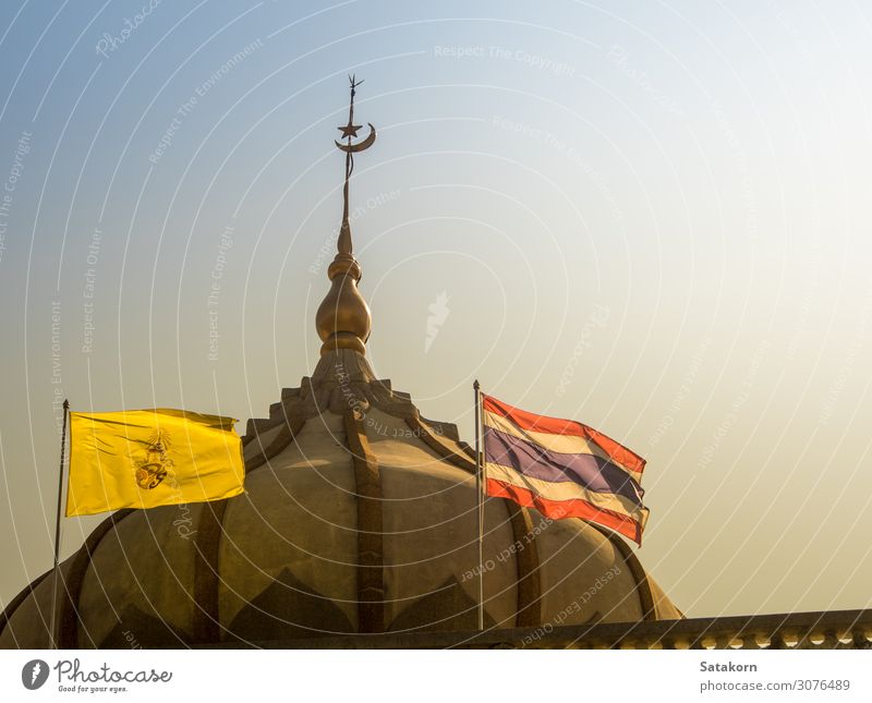 Thailändische Flagge und die Flagge des Königs am Moscheebauwerk Ferien & Urlaub & Reisen Architektur Kultur Himmel Sonnenaufgang Sonnenuntergang Dach Beton