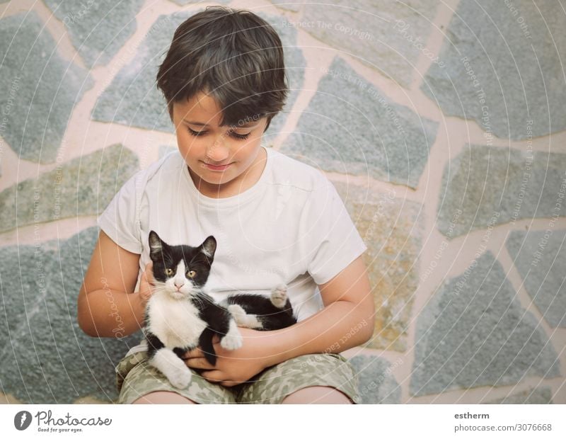Glückliches Kind beim Spielen mit dem Kätzchen Lifestyle Freude Mensch maskulin Kleinkind Junge Freundschaft Kindheit 1 8-13 Jahre Tier Haustier Katze Lächeln
