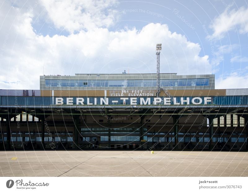 Flughafen Tempelhof Sightseeing Architektur Himmel Wolken Berlin-Tempelhof Abflughalle Sehenswürdigkeit Flugplatz Bekanntheit eckig historisch Beginn Stil