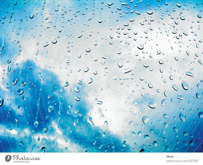 it' s raining again Fenster Wolken schlechtes Wetter Regen Wassertropfen Aussicht
