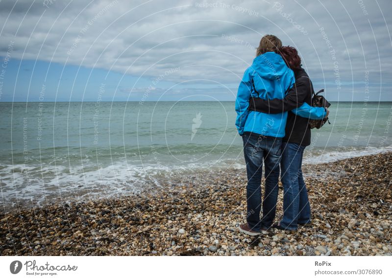 Mutter und Sohn beobachten das Meer. Lifestyle Design Gesundheit Wellness Wohlgefühl Sinnesorgane Erholung Meditation Ferien & Urlaub & Reisen Tourismus Ferne