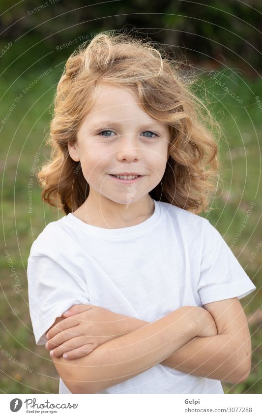 Lustiges blondes Kind mit langen Haaren. Lifestyle Freude Glück schön Spielen Sommer Mensch Baby Junge Kindheit Natur Gras Park Wiese Spielplatz T-Shirt