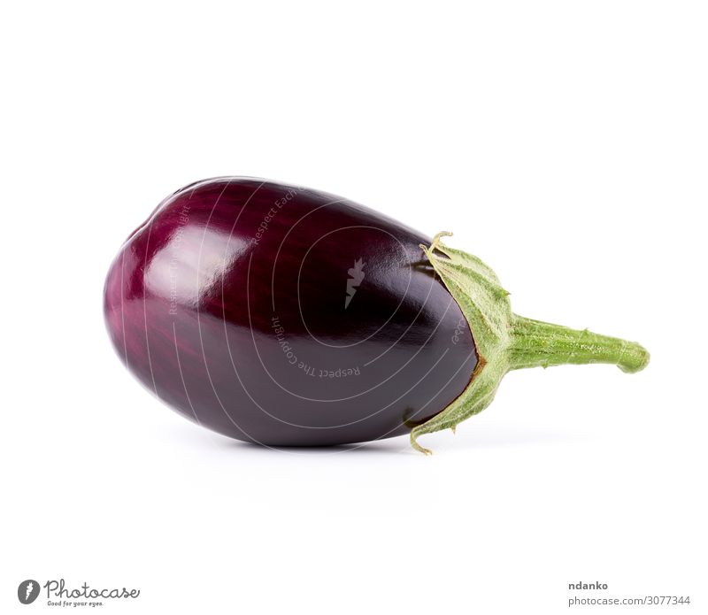 ganze violette frische Aubergine auf grüner Basis Gemüse Frucht Vegetarische Ernährung natürlich schwarz weiß Single Hintergrund roh Lebensmittel eine organisch