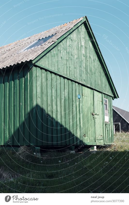 Danish geometry – I Dänemark Fischerdorf Menschenleer Hütte Mauer Wand Fassade Holz alt einzigartig maritim natürlich blau grün Gelassenheit ruhig Einsamkeit