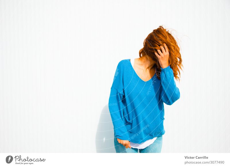 Eine Frau mit blauer Kleidung aus nächster Nähe. Mensch feminin Erwachsene 1 30-45 Jahre rothaarig elegant Ferne schön Farbfoto Außenaufnahme Morgen Tag