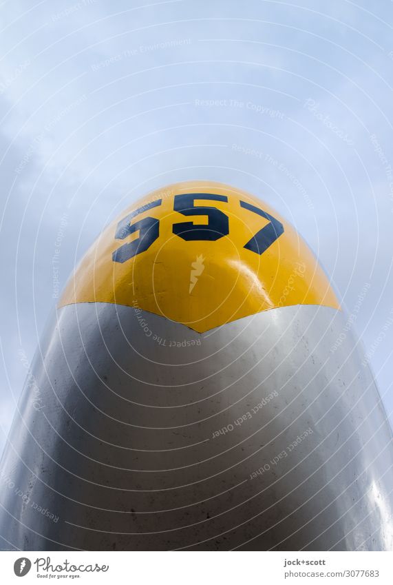557 Rumpf eines Flugzeugs Himmel Wolken Berlin-Tempelhof Vorderseite retro gelb grau Stimmung Kraft Design Mittelpunkt Nostalgie Symmetrie Oberfläche Poliert