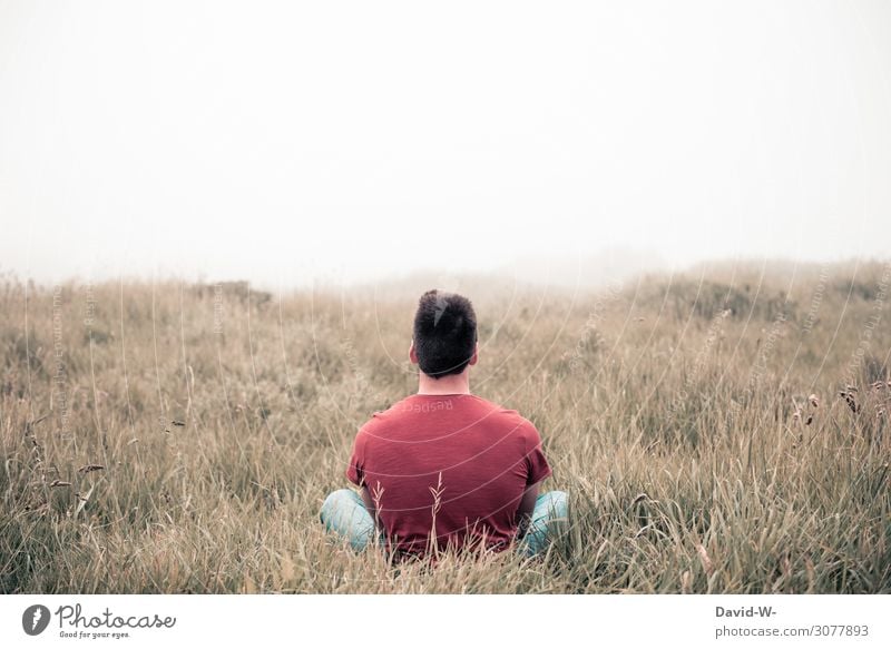 Mann genießt Ruhe und Abstand alleine einsam sitzen Erholung ruhen Einzelgänger Nebel Feld denken Gedanken Rückansicht anonym