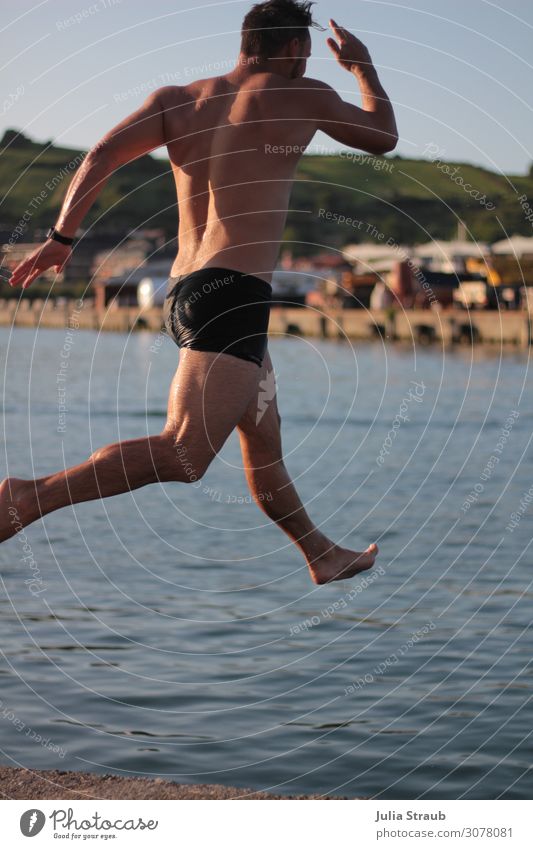 laufen Wasser Mann Fluss Ferien & Urlaub & Reisen Städtereise Sommerurlaub maskulin Erwachsene 1 Mensch 30-45 Jahre Badehose kurzhaarig Bewegung rennen springen