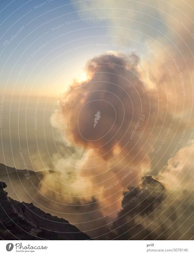 crater at Mount Stromboli Insel Berge u. Gebirge Wolken Nebel Wärme Felsen Gipfel Vulkan Stein Rauch heiß berg stromboli Vulkankrater Staub Gesteinsformationen