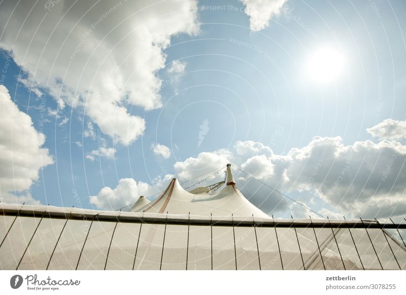 Zirkus again Himmel Himmel (Jenseits) Kultur Menschenleer Sommer Textfreiraum Show Zaun Zelt Zirkuszelt Manege Wolken Wetter Froschperspektive Sonne Gegenlicht