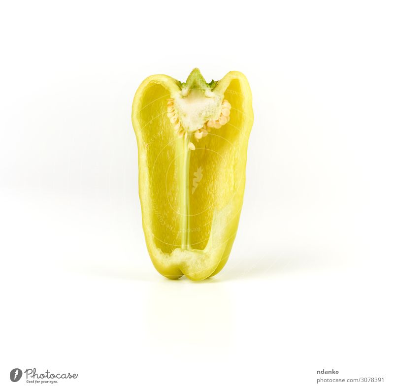 halbgrüner Pfeffer auf weißem Hintergrund Gemüse Frucht Ernährung Vegetarische Ernährung Diät Haut Natur Pflanze Essen glänzend frisch saftig gelb organisch