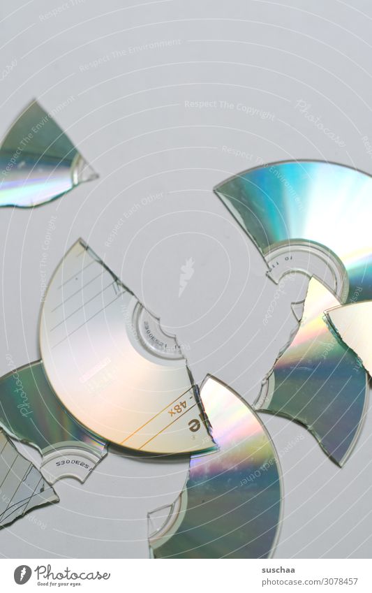 ausgedient? Compact Disc DVD-ROM Scheibe kaputt digital Datenträger gebrochen Scherbe Glück rund Reflexion & Spiegelung Spektralfarbe alt veraltet