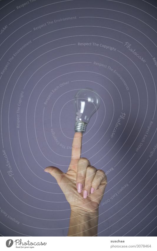 erleuchtung (ohne licht) Idee Hand Wand Finger Zeigefinger Glühbirne Erleuchtung Einfall symbolisch Licht neutraler Hintergrund Textfreiraum