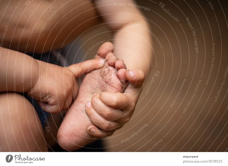 Kinderfüße Kinderfuß Fuß Mobilität entdecken Nahaufnahme kindlich krabbeln laufen gehen Boden dreckig Sauberkeit Finger Hand Baby