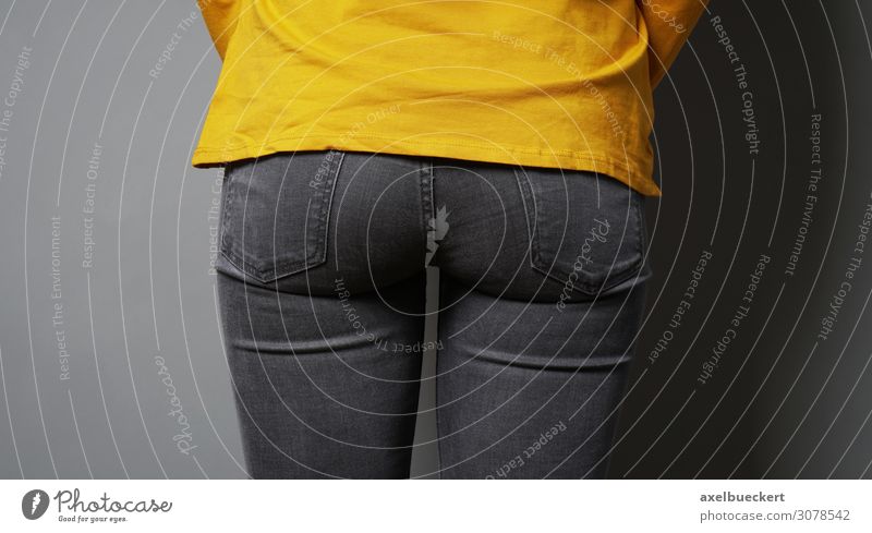 Jeans Po Mensch feminin Junge Frau Jugendliche Erwachsene Gesäß 1 18-30 Jahre Mode T-Shirt Jeanshose stehen dünn Erotik schwarz eng Körperteile anonym knackig