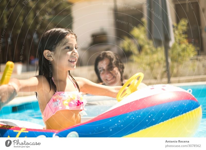 sechsjähriges Mädchen spielt mit bootsförmigen Lifestyle Freude Schwimmbad Spielen Sommer Kind Mutter Erwachsene Wasserfahrzeug Bikini nass Geborgenheit