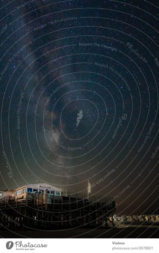 Pfahlbauten am Strand von St. Peter Ording in der Nacht Sterne All Astrofotografie Nachthimmel Astronomie Langzeitbelichtung Außenaufnahme Sternenhimmel Weltall